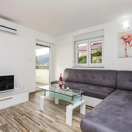 Stunning In With 4 Bedrooms And Outdoor Swimming Pool *