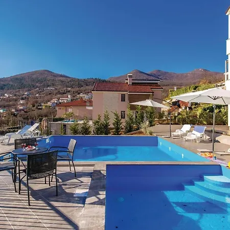 Stunning In With 4 Bedrooms And Outdoor Swimming Pool Apartment