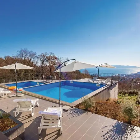 Apartment Stunning In With 4 Bedrooms And Outdoor Swimming Pool
