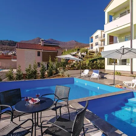 Apartment Stunning In With 4 Bedrooms And Outdoor Swimming Pool *