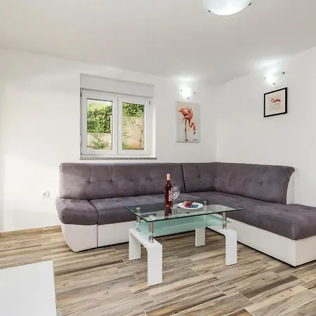 Stunning In With 4 Bedrooms And Outdoor Swimming Pool *