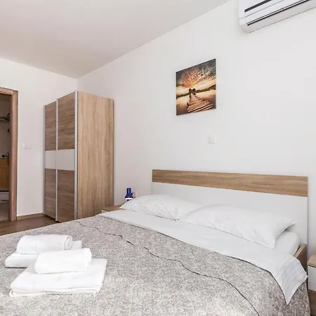 Apartment Stunning In With 4 Bedrooms And Outdoor Swimming Pool Icici