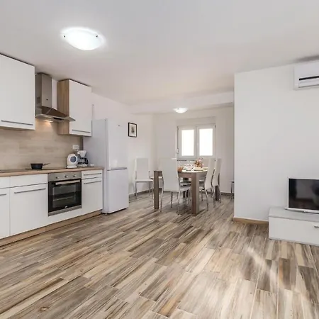 Stunning In With 4 Bedrooms And Outdoor Swimming Pool Icici