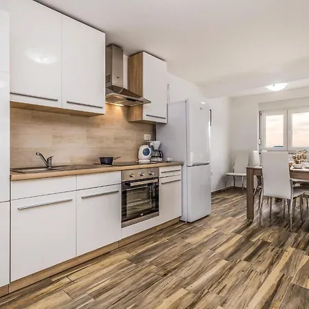 Stunning In With 4 Bedrooms And Outdoor Swimming Pool Apartment *