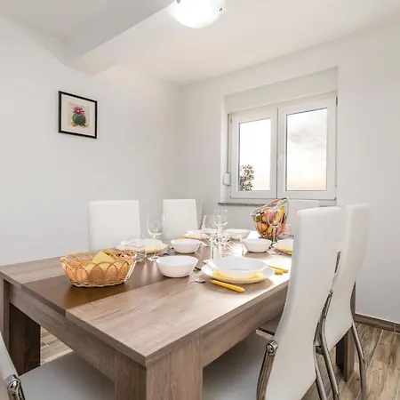 Stunning In With 4 Bedrooms And Outdoor Swimming Pool *