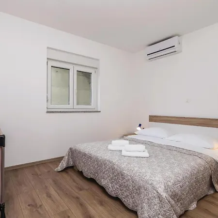 Apartment Stunning In With 4 Bedrooms And Outdoor Swimming Pool Icici