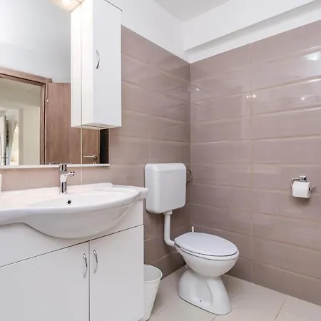 Apartment Stunning In With 4 Bedrooms And Outdoor Swimming Pool Icici