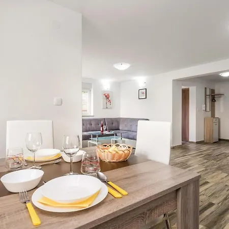 Stunning In With 4 Bedrooms And Outdoor Swimming Pool * Icici