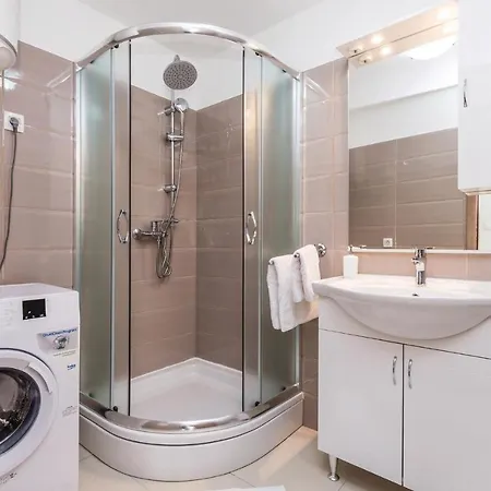 Apartment Stunning In With 4 Bedrooms And Outdoor Swimming Pool *