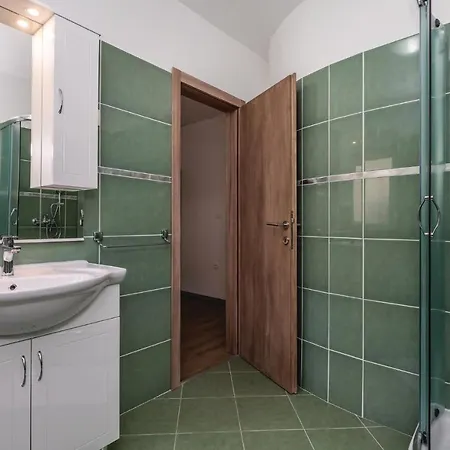 Stunning In With 4 Bedrooms And Outdoor Swimming Pool Apartment