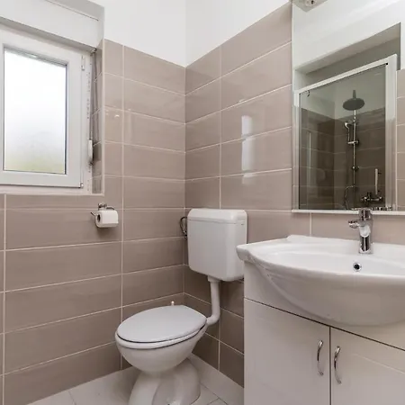 Stunning In With 4 Bedrooms And Outdoor Swimming Pool Apartment *